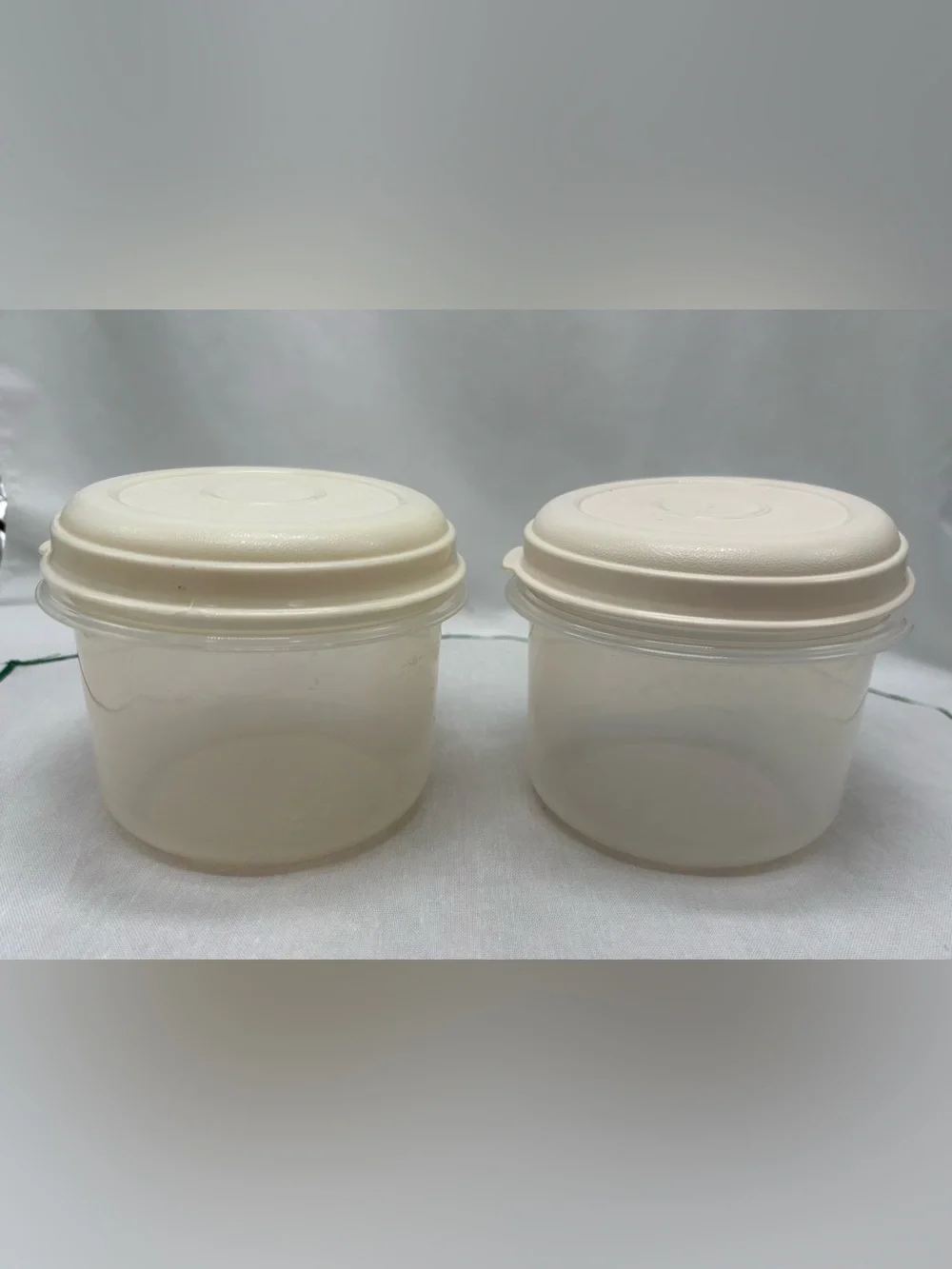 2 Vintage Rubbermaid #7 0020 Servin Saver 3 Cup Storage Containers & Almond Lids